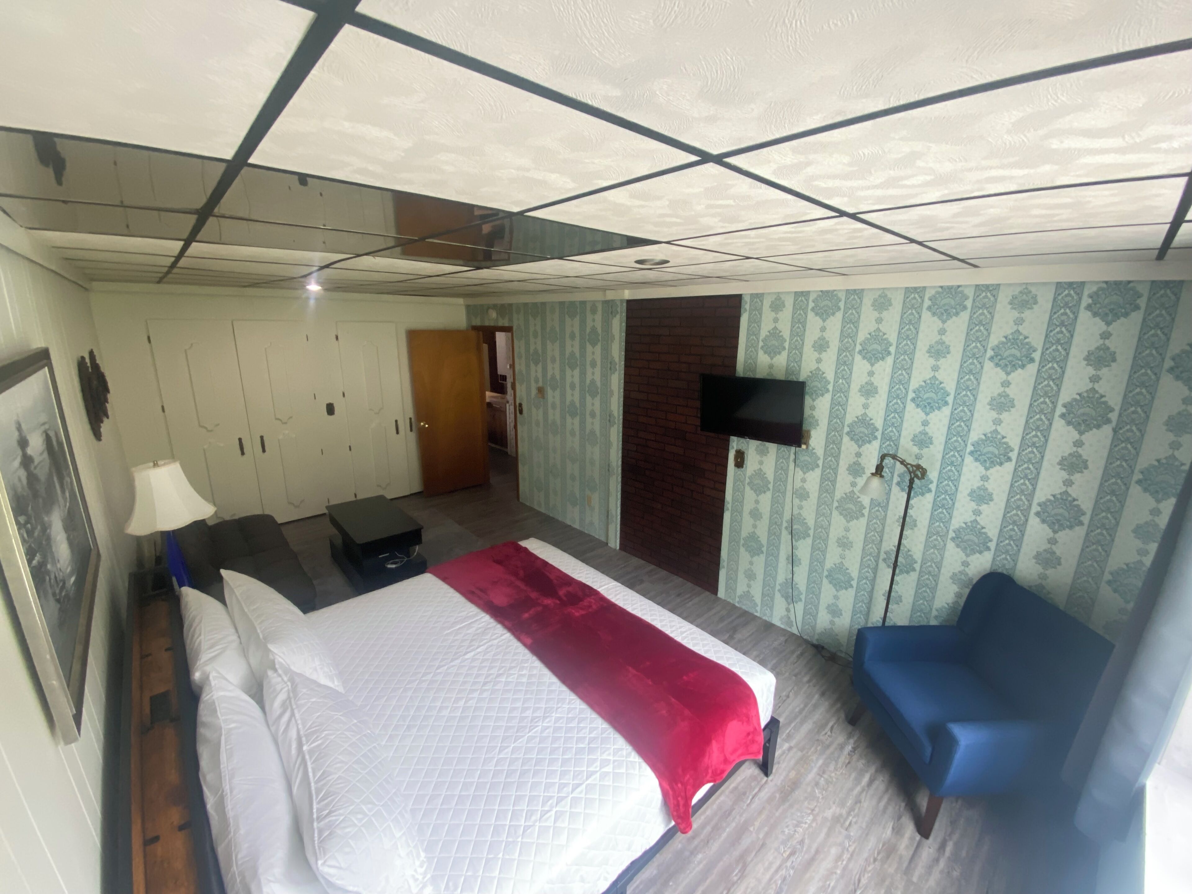 2 chambres, fer et planche à repasser, Wi-Fi, draps fournis