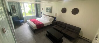 Cozy 2-bedroom apartment in enjoyable Elkader with AC, WiFi, view of downtown