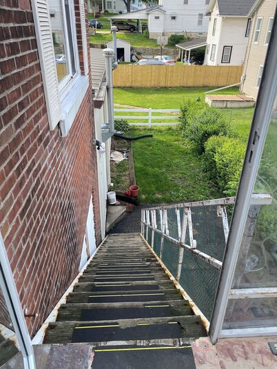 Cozy 2-bedroom apartment in enjoyable Elkader with AC, WiFi, view of downtown