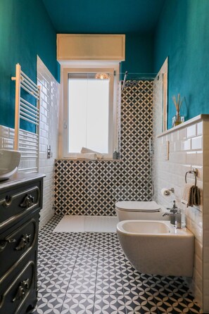 Douche, sèche-cheveux, bidet, serviettes fournies