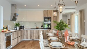 Refrigerador, microondas, horno y lavavajillas 