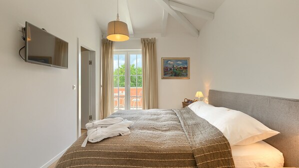 4 bedrooms, iron/ironing board, free WiFi, bed sheets