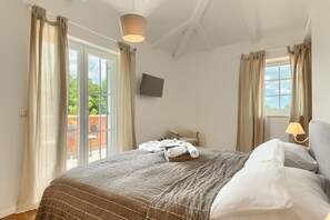 4 bedrooms, iron/ironing board, free WiFi, bed sheets