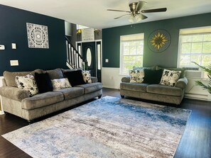 スマートテレビ、暖炉、卓球台