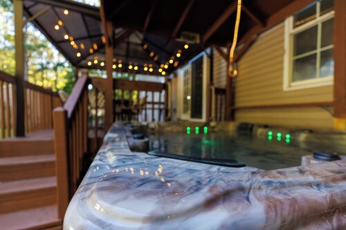 Mohawk Kudil in Poconos !Njoy Your spring with Hot Tub, Private Pool & Game Room
