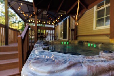 Mohawk Kudil in Poconos !Njoy Your spring with Hot Tub, Private Pool & Game Room