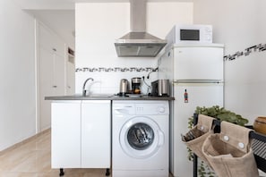 Réfrigérateur, four à micro-ondes, surface de cuisson, cafetière-théière