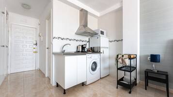 Réfrigérateur, micro-ondes, plaque de cuisson, cafetiÚre/bouilloire
