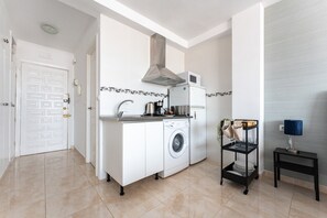 Jääkaappi, mikroaaltouuni, liesi, kahvin-/teenkeitin