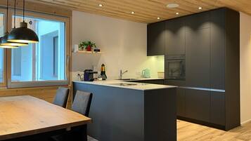 Wasserkocher mit Kaffee-/Teezubehör, Kühlschrank, Ofen, Herdplatte