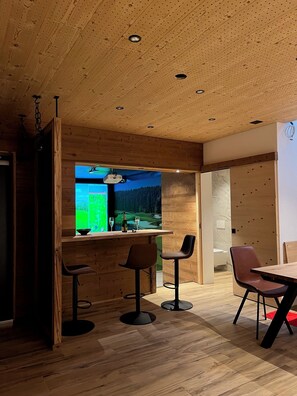 Un intérieur moderne avec des murs en bois, un espace bar et un coin repas.