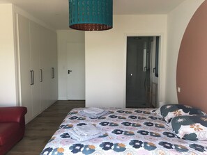 BĂŒgeleisen/BĂŒgelbrett, WLAN, BettwĂ€sche