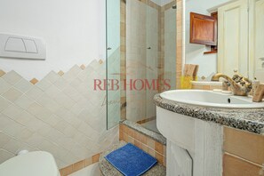 Dusche, Haartrockner, Bidet, Handtücher