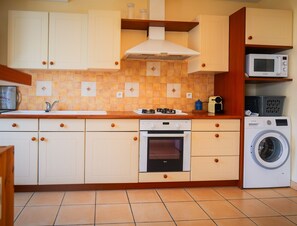 Kjøleskap, mikrobølgeovn, ovn og kaffetrakter/tekoker