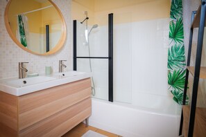 Shower, hair dryer, towels