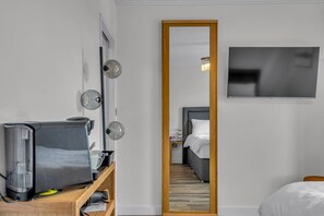 1 bedroom, iron/ironing board, free WiFi, bed sheets - Church View a Tranquil Space for Two - Pass the Keys (Chartham)