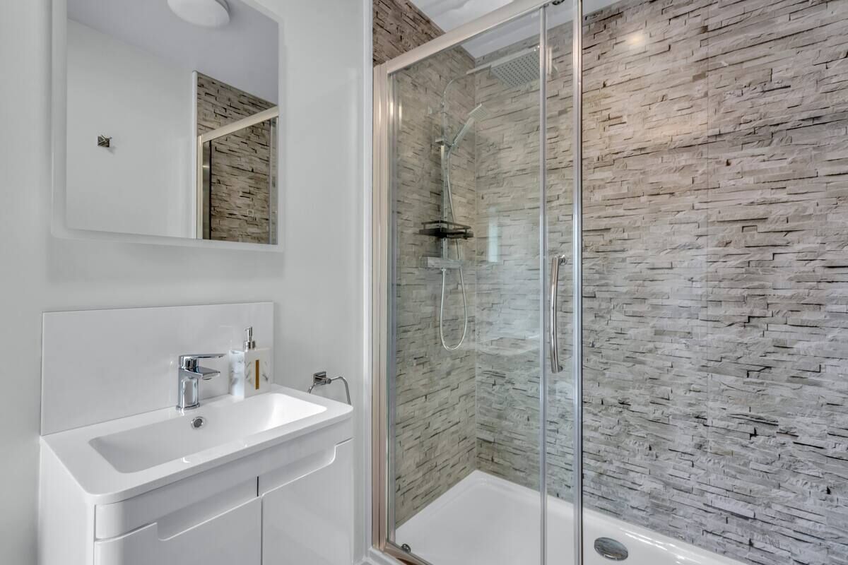 Douche, sèche-cheveux, serviettes fournies