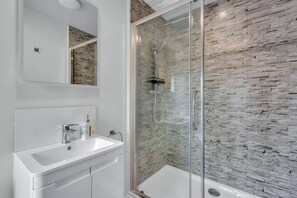 Shower, hair dryer, towels