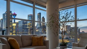 Apartment, Accessible - DT Upscale Corner Unit Tower Views Free Parking (Calgary)