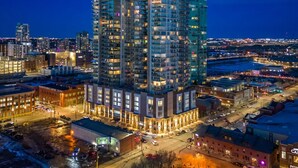 Apartment, Accessible - DT Upscale Corner Unit Tower Views Free Parking (Calgary)