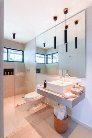 Suite Royal, 1 letto king, terrazzo, al piano executive | Bagno | Doccia, soffione a pioggia, asciugacapelli, asciugamani
