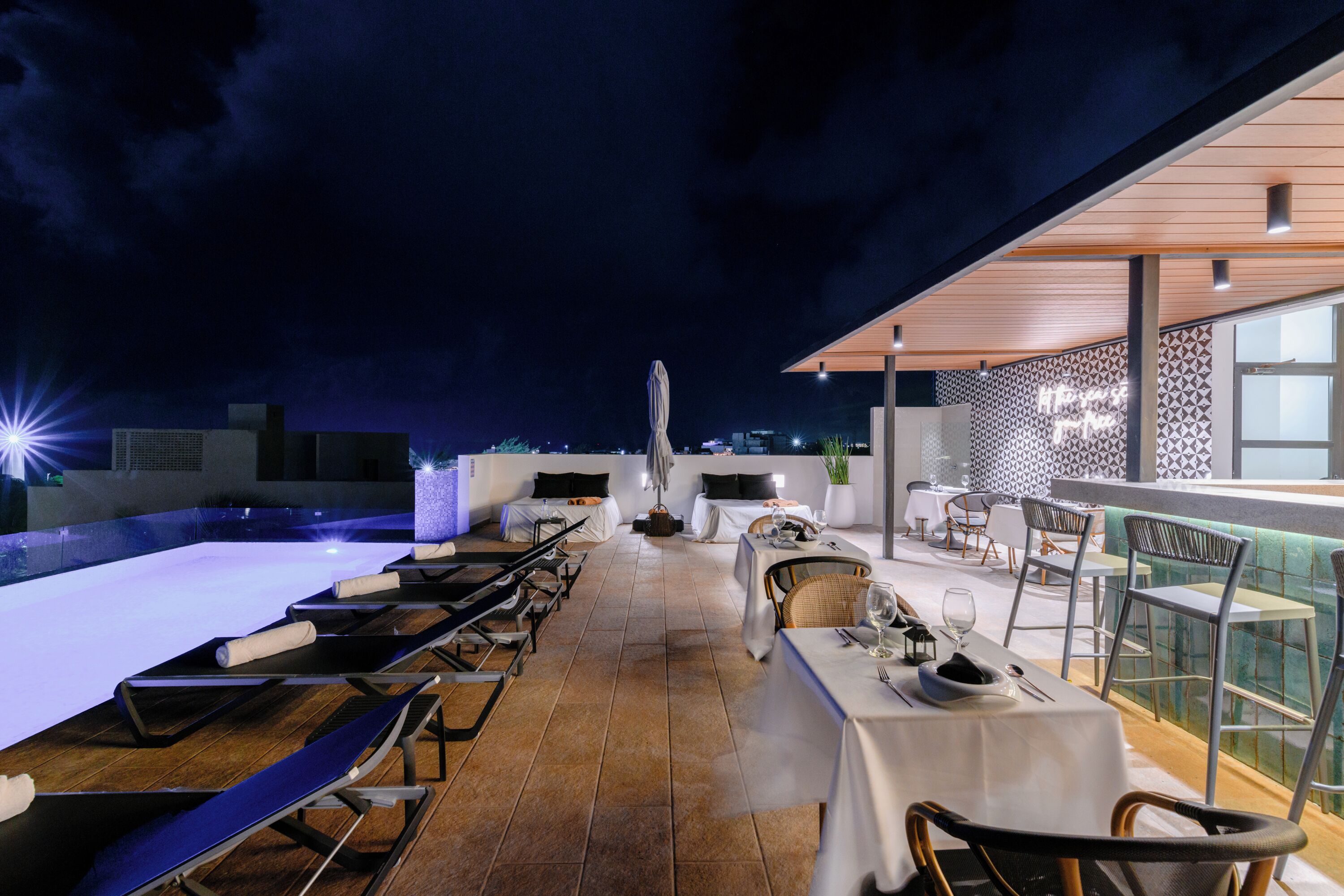 Una piscina al aire libre, camas de piscina gratis, sombrillas