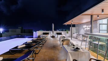 Una piscina al aire libre, camas de piscina gratis, sombrillas
