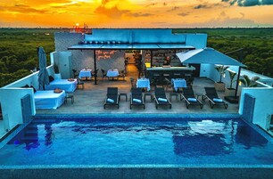 Una piscina al aire libre, camas de piscina gratis, sombrillas