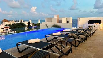 Ulkouima-allas avoinna 8.00–22.00, ilmaisia cabañoita, aurinkovarjoja