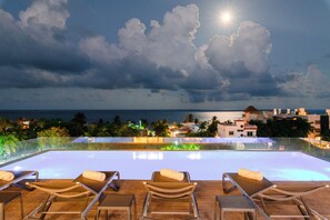 Udendørs pool, åben fra kl. 08.00 til kl. 22.00, gratis hytter