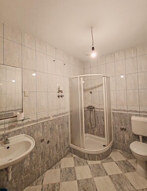 Een douche, een haardroger, handdoeken