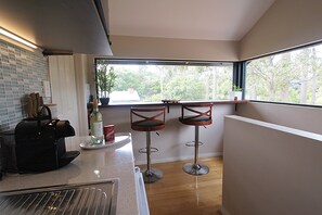 Refrigerador, microondas, tostadora, utensilios de cocina