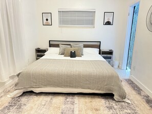 4 sovrum, värdeförvaringsskåp på rummet och skrivbord