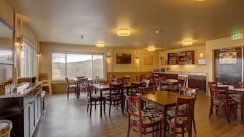 朝食 (コンチネンタル ブレックファスト)、毎日提供 (無料)