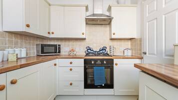 Een koelkast, een magnetron, een oven, een broodrooster