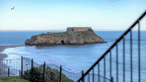 Una fortificazione costiera con vista aperta sul mare e sulla costa in lontananza.