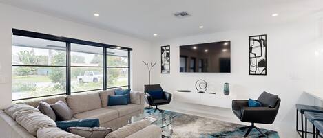 Een televisie en boeken