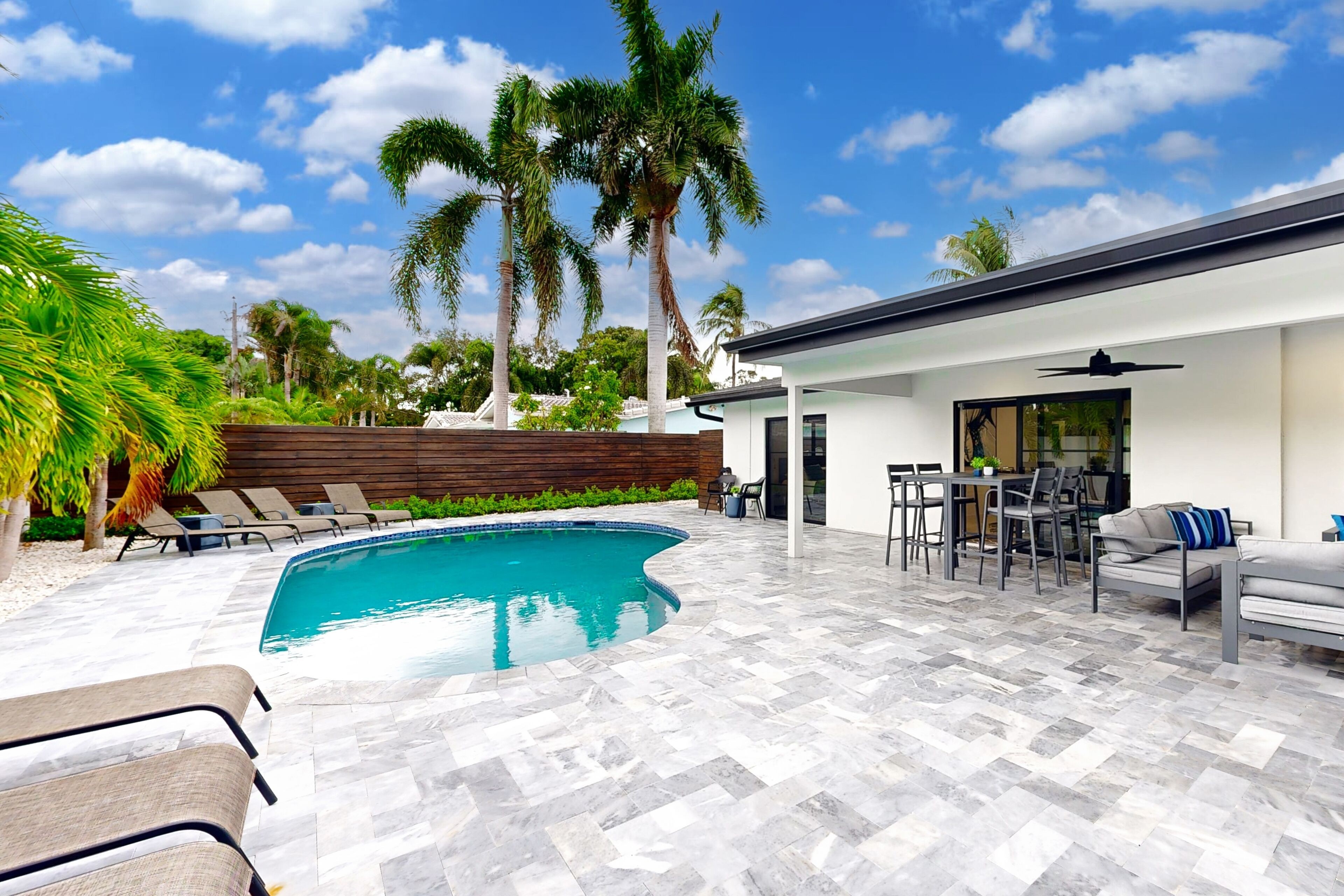 Lämmitetty uima-allas