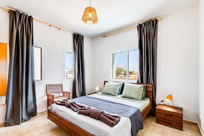 3 bedrooms, iron/ironing board, WiFi, bed sheets