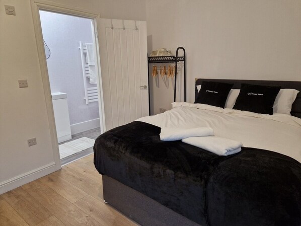 4 bedrooms, iron/ironing board, free WiFi, bed sheets