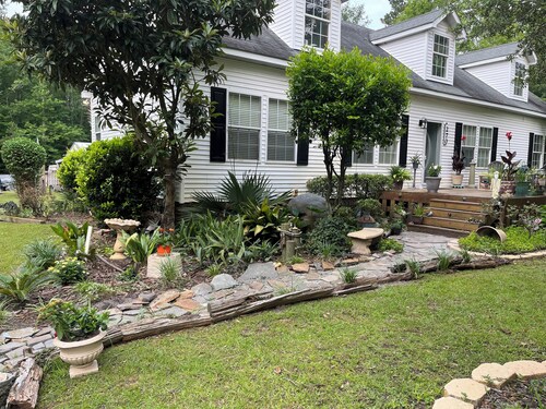 Charming 3-bedroom house in welcoming Holly Ridge with WiFi, AC. Pet friendly