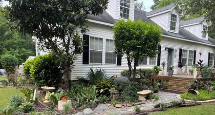 Charming 3-bedroom house in welcoming Holly Ridge with WiFi, AC. Pet friendly