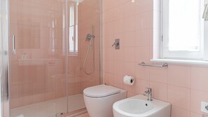 Lejlighed (1 Bedroom) | Badeværelse | Bruser, bidet