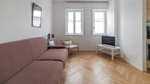 Apartment (1 Bedroom) | Living area | 55-inch TV with cable channels - Italianway - Plana 24 (Milan)