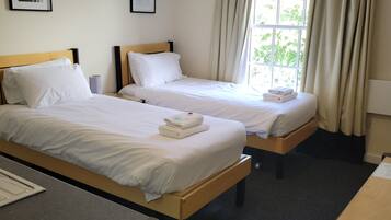 Chambre Confort avec lits jumeaux | Salle de bain | Sèche-cheveux, serviettes fournies, savon, shampoing