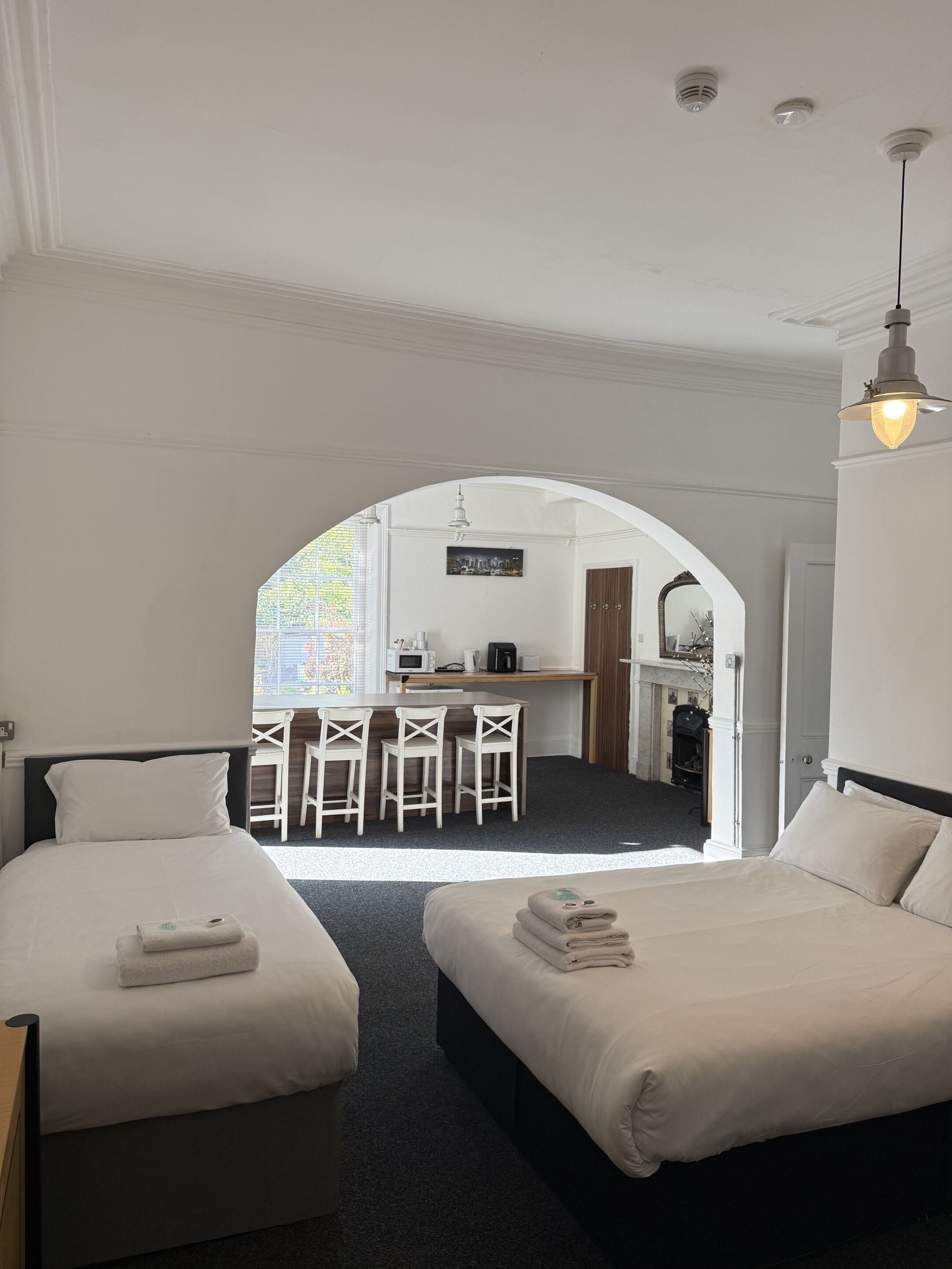 Habitación cuádruple familiar | Escritorio y espacio para trabajar con laptop 