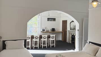 Family Quadruple Room | Desk, laptop workspace, iron/ironing board, free WiFi