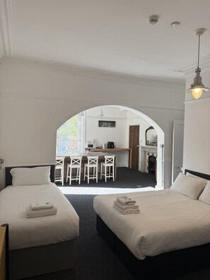 Bureau, espace de travail pour ordinateur portable