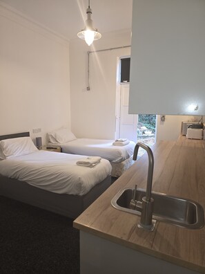 Comfort Twin Room, Ensuite | Desk, laptop workspace, iron/ironing board, free WiFi - Nysdill Accommodation Ltd (Norwich)