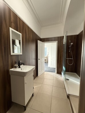 Family Quadruple Room | Bathroom | Hair dryer, towels, soap, shampoo - Nysdill Accommodation Ltd (Norwich)